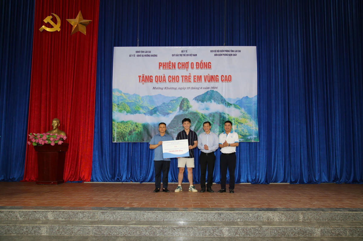 Em Nguyễn Huỳnh Khánh Đoan và em Nguyễn Huỳnh Nghị dành tặng 50 triệu đồng cho trẻ em có hoàn cảnh khó khăn xã Mường Khương. Ảnh: Vương Long