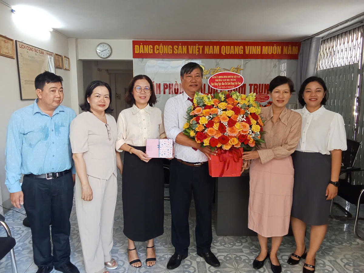 Đoàn Đảng uỷ, HĐND, UBND, Ủy ban MTTQ Việt Nam Phường Nam Nha Trang do bà Hồ Thị Hải, Đảng ủy viên, Phó Chủ tịch UBND  phường dẫn đầu đoàn công tác tặng hoa chúc mừng cán bộ, phóng viên Văn phòng Báo Đại đoàn kết Nam Trung Bộ.