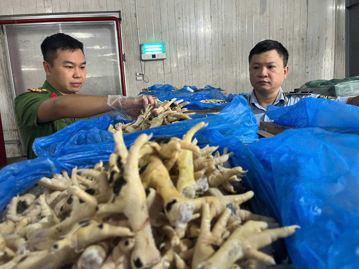 Chân gà mốc trắng.
