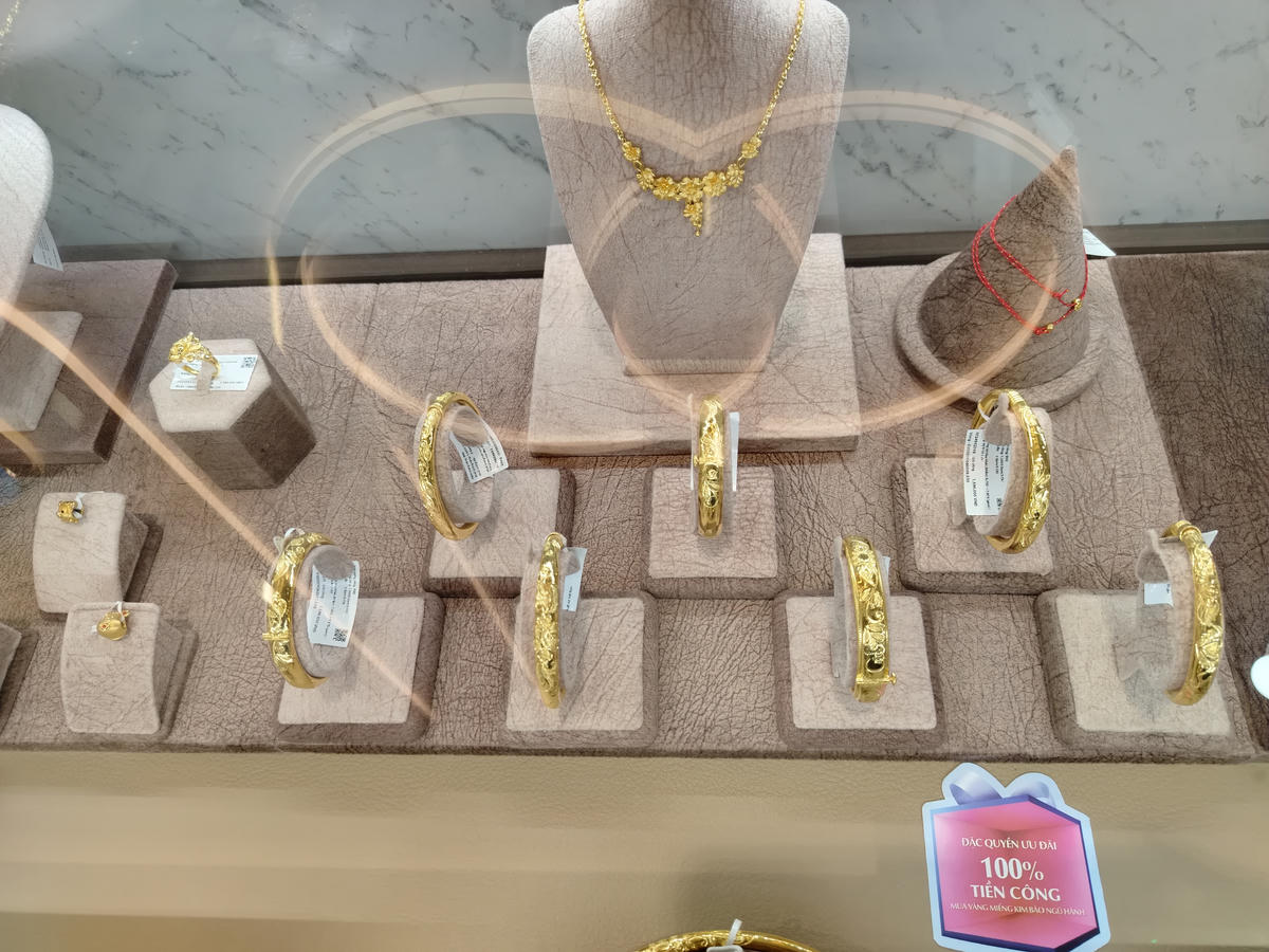Giá vàng lao dốc, mất gần 5 triệu đồng/lượng chỉ sau hơn 1 ngày. Ảnh: H.H.