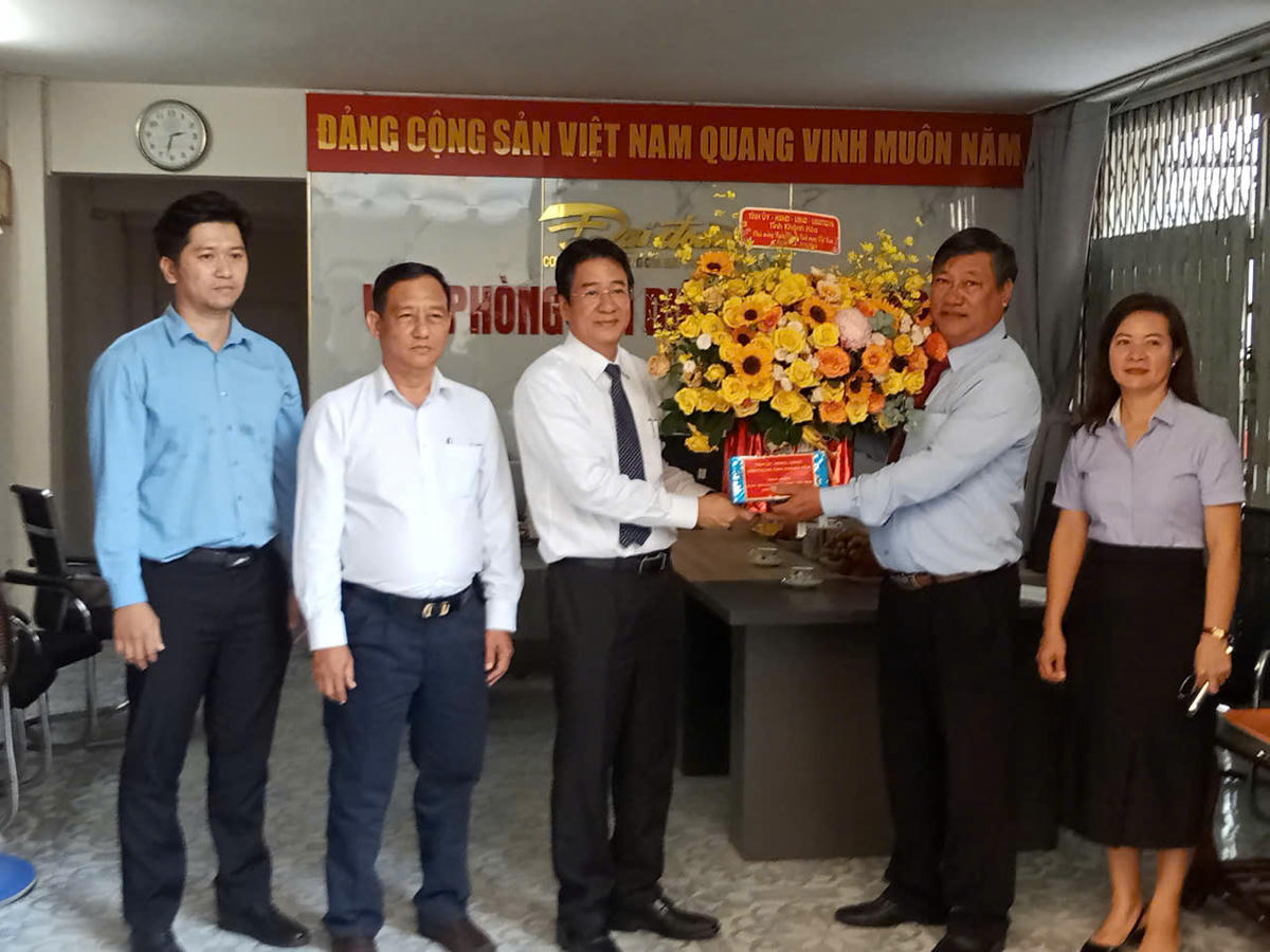 Ông Nguyễn Long Biên, Ủy viên Ban Thường vụ Tỉnh ủy, Phó Chủ tịch Thường trực UBND tỉnh Khánh Hòa cùng đoàn công tác, tặng hoa chúc mừng cán bộ, phóng viên Văn phòng Báo Đại đoàn kết Nam Trung Bộ.