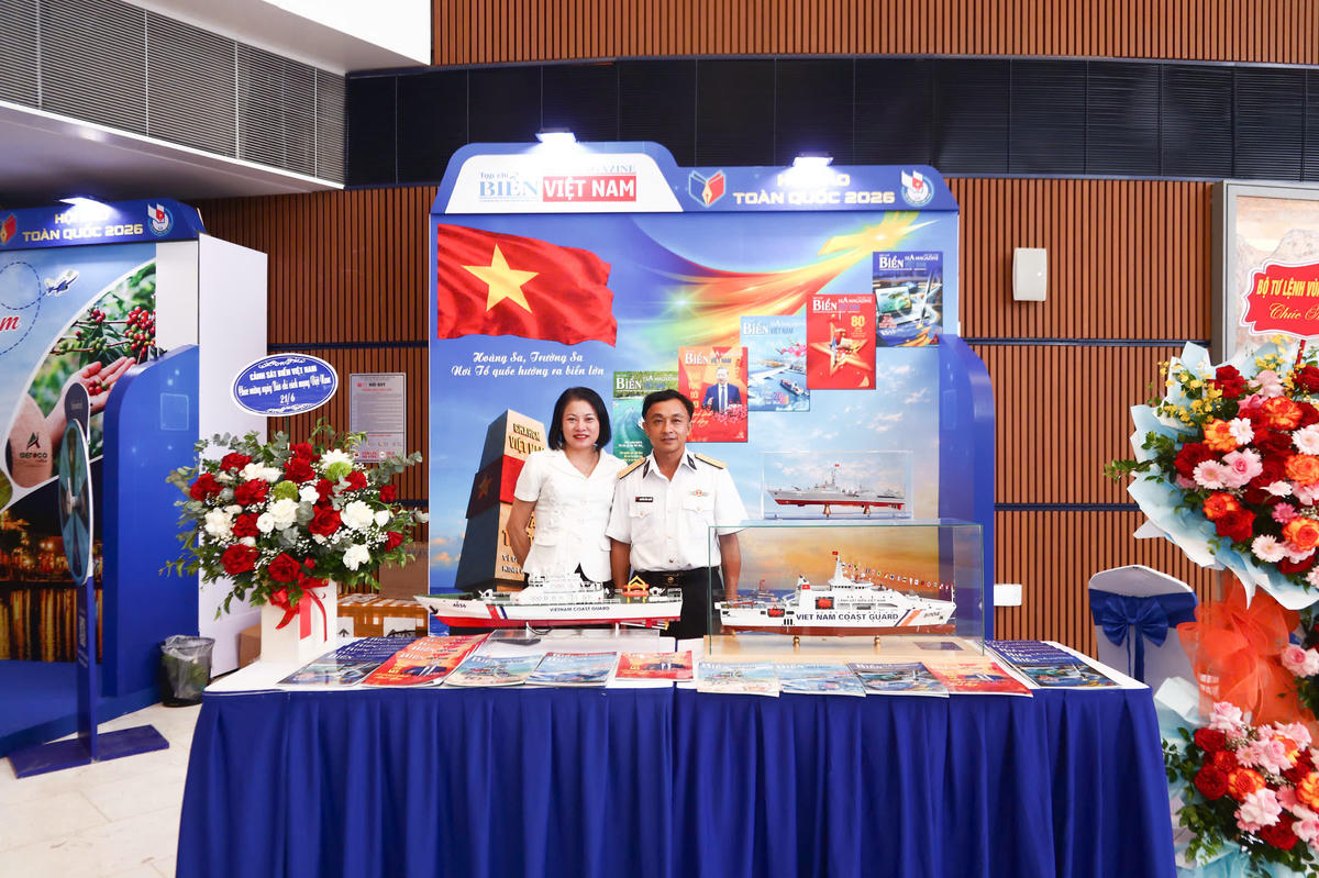 Các gian hàng trưng bày nhiều ấn phẩm đa dạng của các cơ quan báo chí. Ảnh: Lê Khánh.
