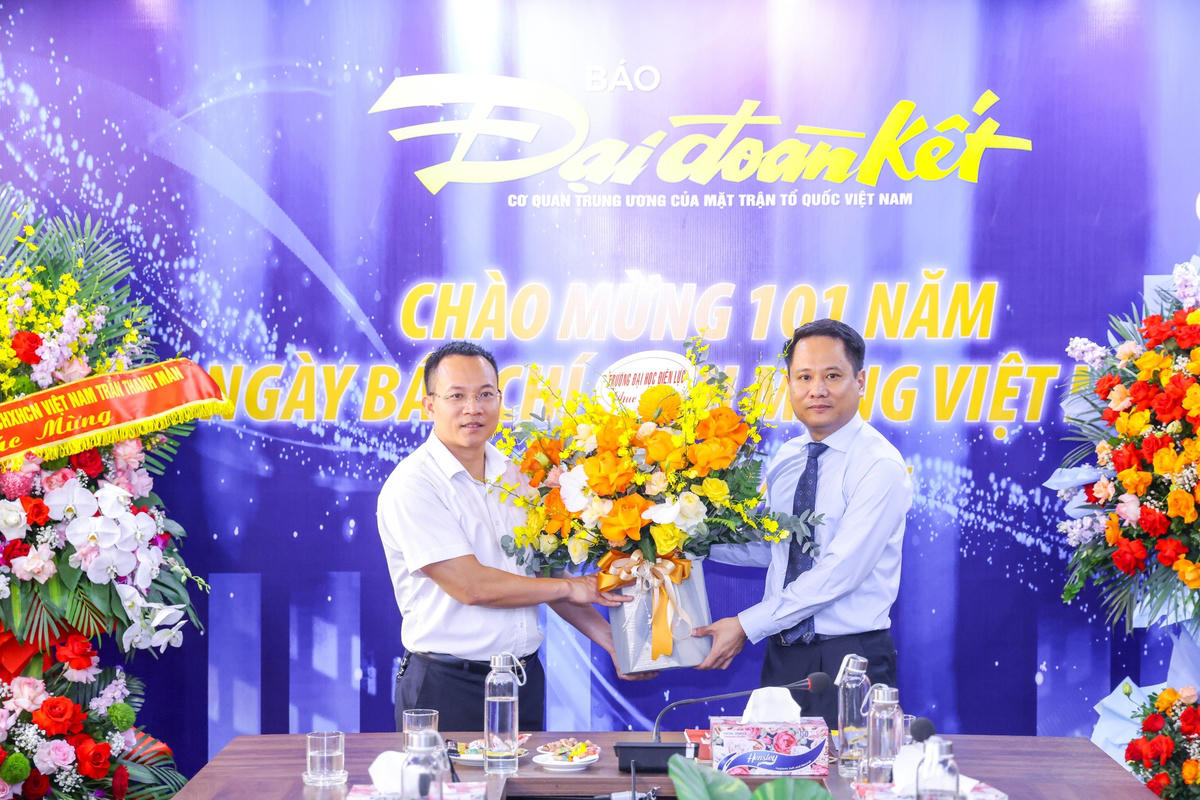 Tổng Biên tập Trương Thành Trung đón nhận lẵng hoa chúc mừng của Trường Đại học Điện lực. Ảnh: Quang Vinh.