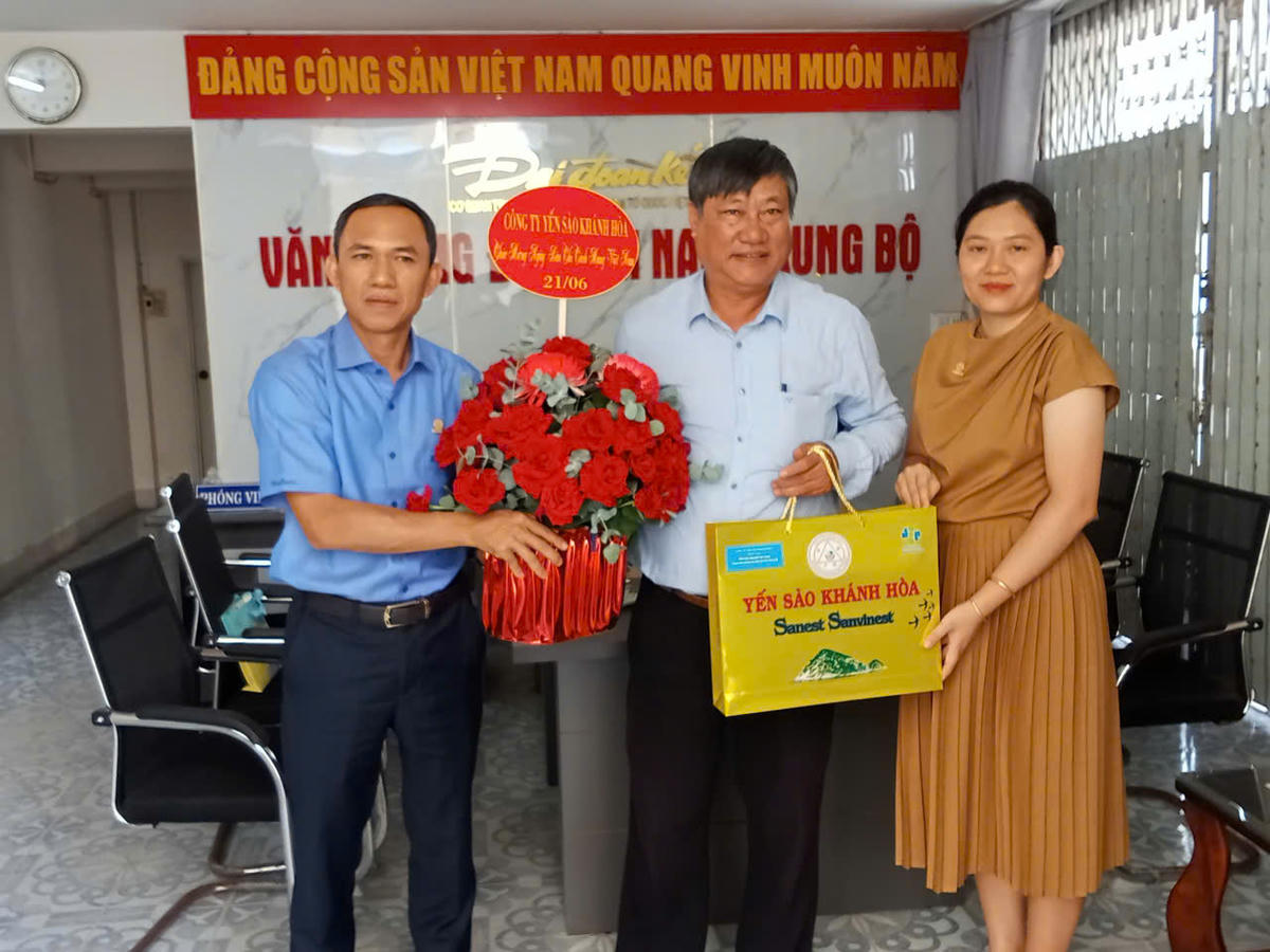 Cán bộ Công ty Yến Sào Khánh Hòa chúc mừng cán bộ, phóng viên Văn phòng Báo Đại đoàn kết Nam Trung Bộ.