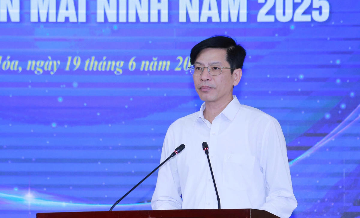 Ông Phạm Văn Báu - Giám đốc Báo và Phát thanh, truyền hình Thanh Hóa, Chủ tịch Hội Nhà báo tỉnh thông tin về kết quả giải báo chí Trần Mai Ninh năm 2025. Ảnh: Lê Hợi