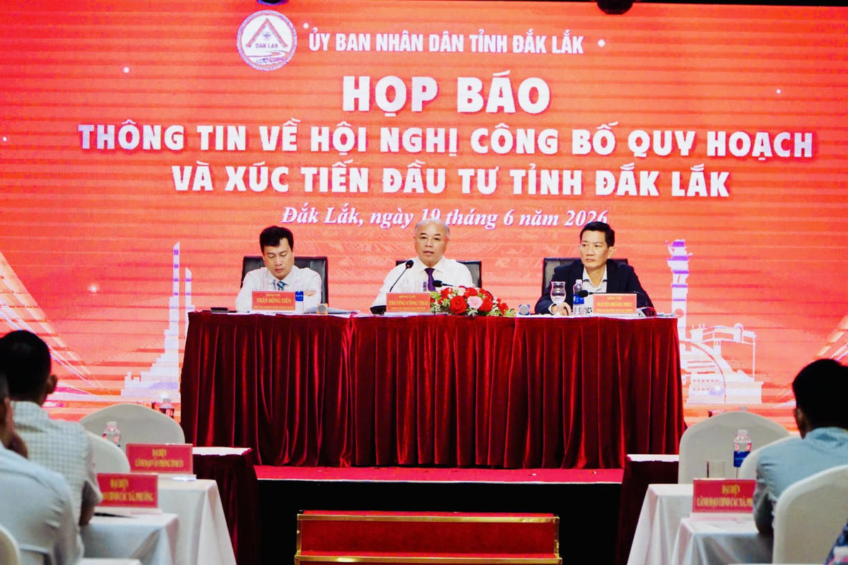 Lãnh đạo UBND tỉnh và các sở, ngành chủ trì họp báo. Ảnh: Thanh Nga.