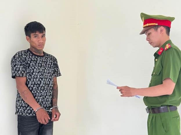 Đối tượng với A Kiệt tại cơ quan điều tra. Ảnh: CA Quảng Ngãi.