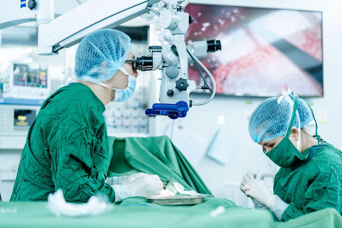 Một ca phẫu thuật vi phẫu tinh hoàn tìm tinh trùng Micro TESE. BVCC