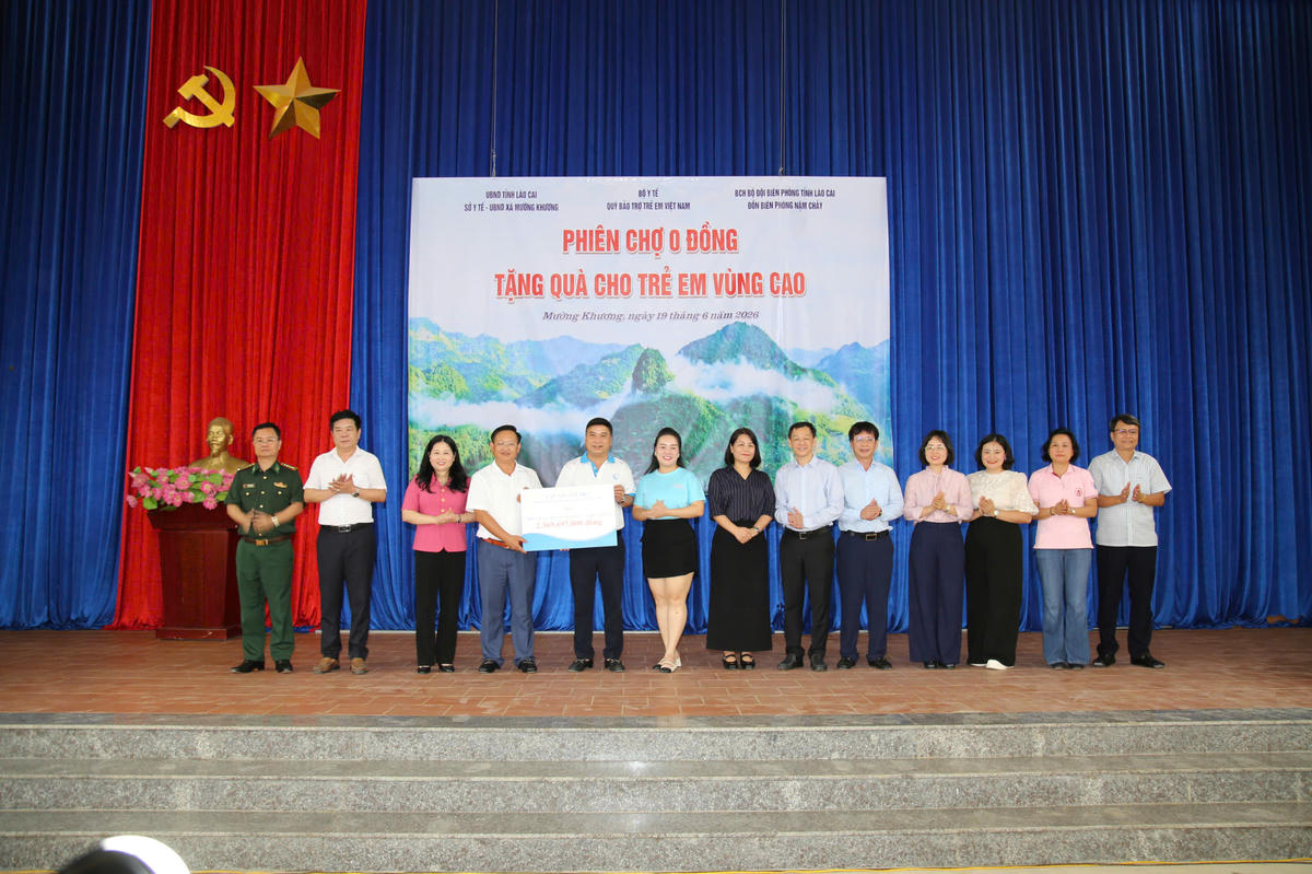 Quỹ Bảo trợ trẻ em Việt Nam trao biển tượng trưng số tiền gần 2,4 tỷ đồng quà tặng thông qua Phiên chợ cho lãnh đạo xã Mường Khương. Ảnh: Vương Long