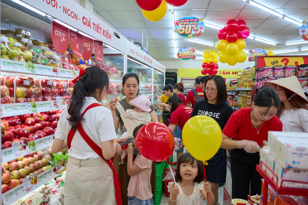 Khách hàng tham quan mua sắm tại cửa hàng WinMart+.