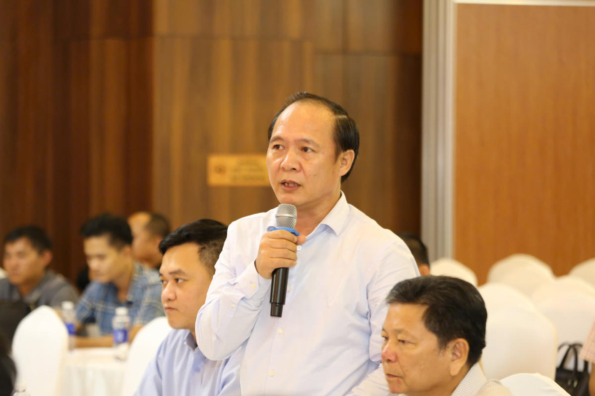 Ông Lê Danh Thắng- Phó Giám đốc Sở Tài chính trả lời câu hỏi của phóng viên tại buổi họp báo. Ảnh: Thanh Nga.