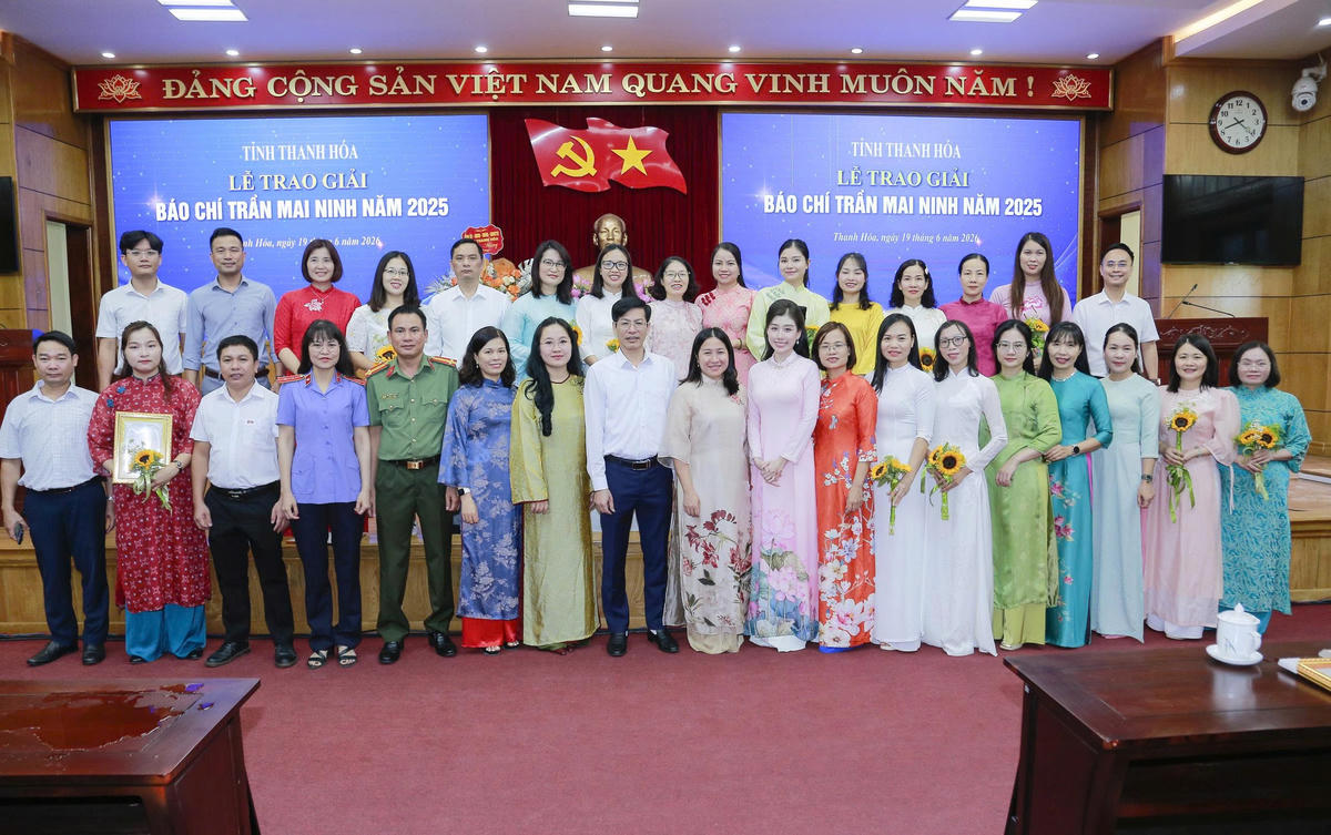Các nhà báo, phóng viên, người lao động tại các cơ quan báo chí chụp ảnh lưu niệm. Ảnh: Lê Hợi