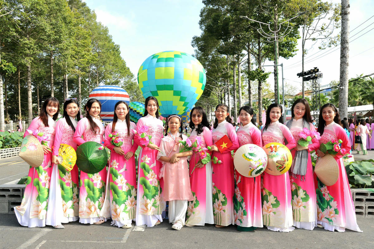 Phụ nữ trong trang phục áo dài Sen duyên dáng. (Ảnh: P.T.).