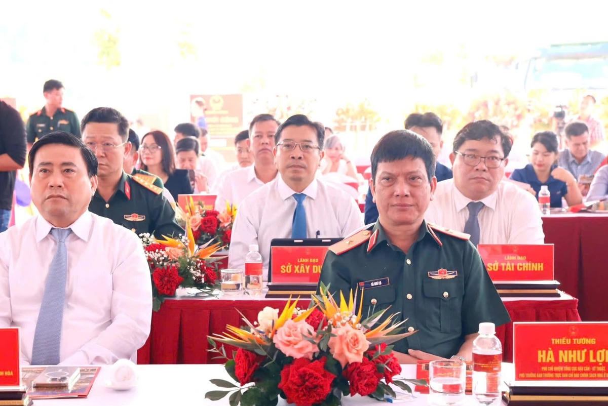 Các đại biểu dự lễ khởi công.