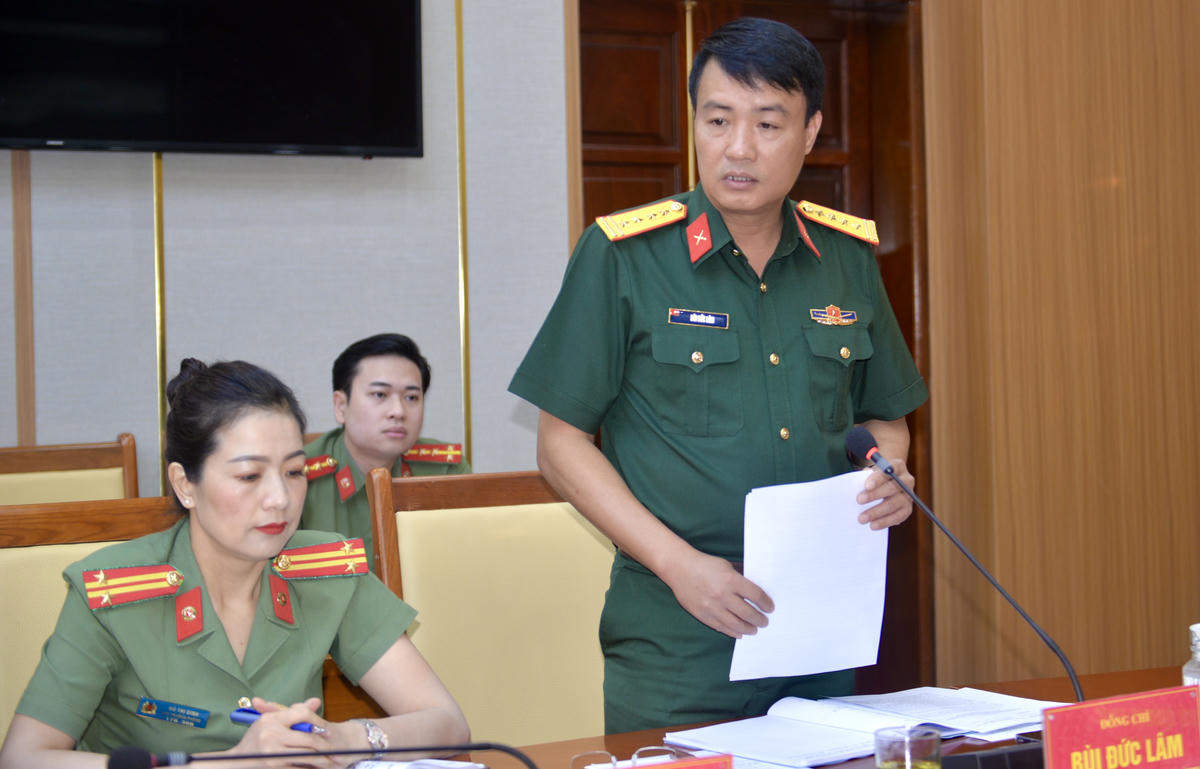 Đại tá Bùi Đức Lâm, Phó Chỉ huy trưởng kiêm Tham mưu trưởng Bộ Chỉ huy Quân sự tỉnh Quảng Ninh thông tin khái quát về nội dung dự thảo Nghị quyết.
