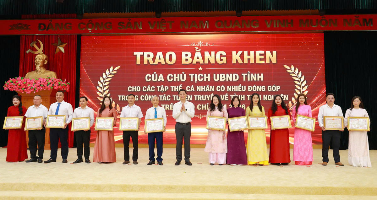 Chủ tịch UBND tỉnh Thái Nguyên Vương Quốc Tuấn trao Bằng khen cho các cá nhân có thành tích xuất sắc trong công tác tuyên truyền tại tỉnh Thái Nguyên. Ảnh: TNGOP.