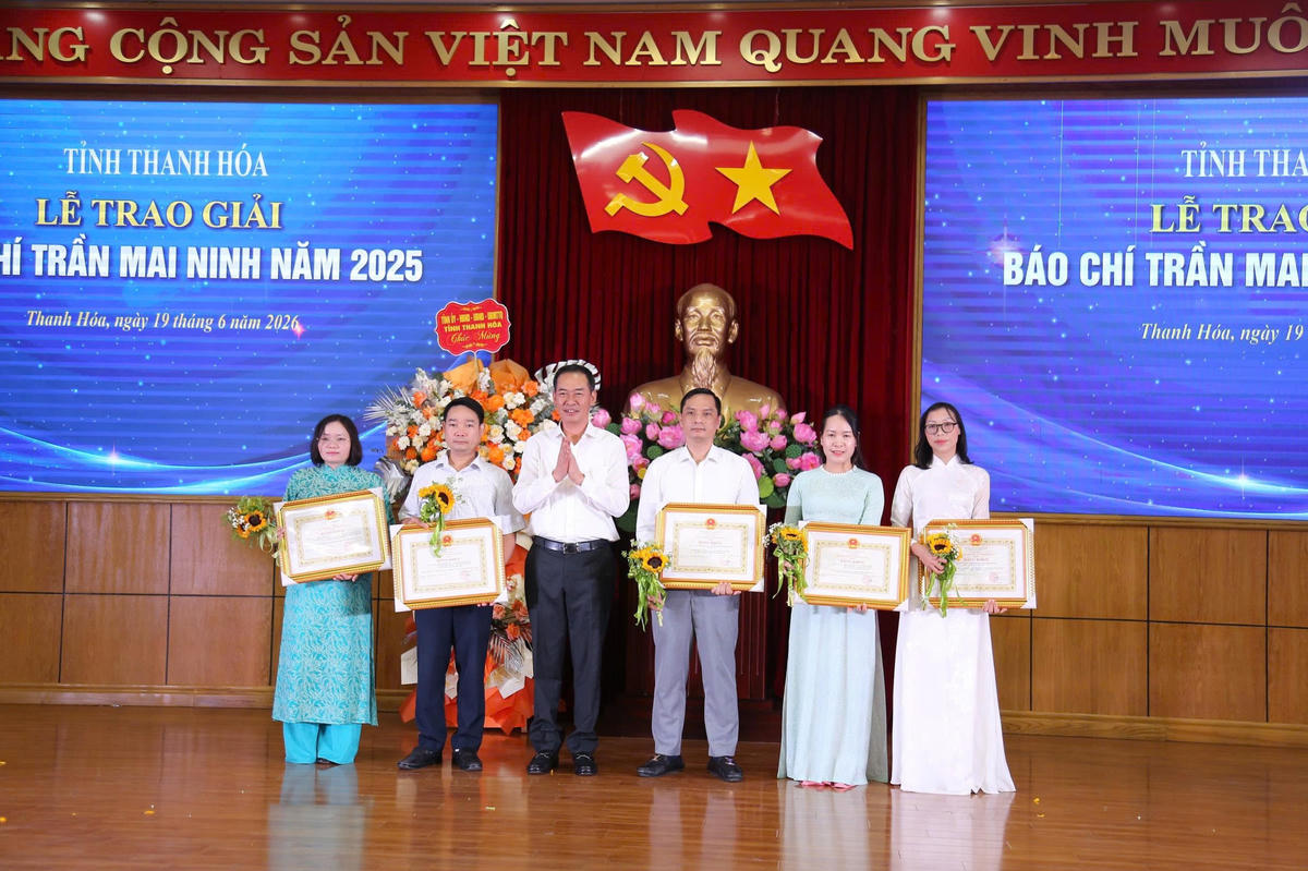 Phó Bí thư Tỉnh ủy, Chủ tịch Ủy ban MTTQ tỉnh Trịnh Tuấn Sinh tặng hoa, trao Bằng khen của Chủ tịch UBND tỉnh Thanh Hoá cho các tác giả, nhóm tác giả đạt giải A. Ảnh: Đình Minh