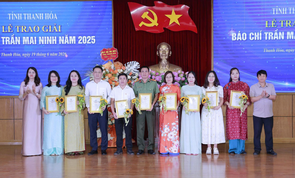 Các tác giả, nhóm tác giả đạt giải khuyến khích giải báo chí Trần Mai Ninh. Ảnh: Đình Minh