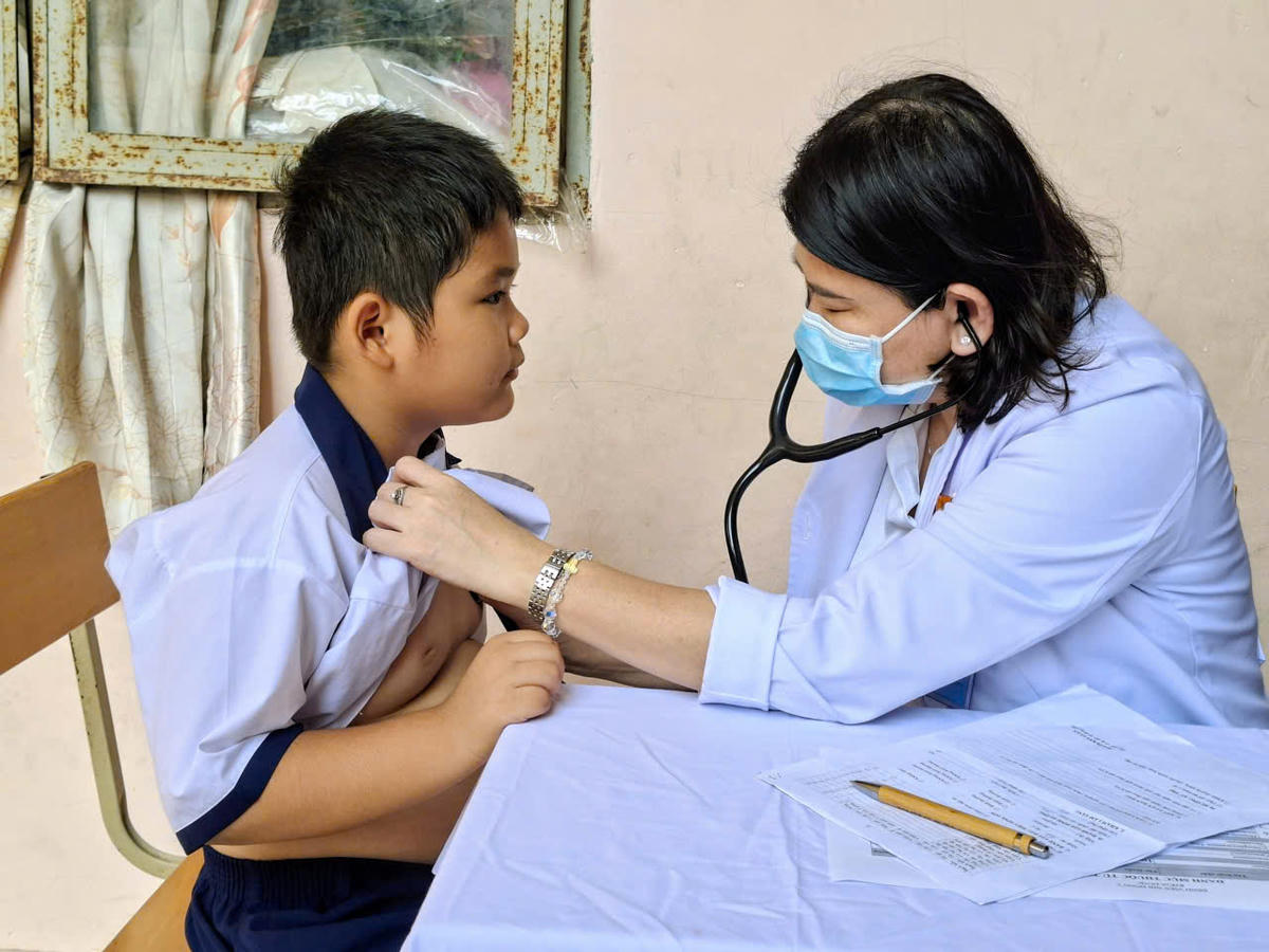 Người dân thành phố được khám bệnh miễn phí. Ảnh: S.X
