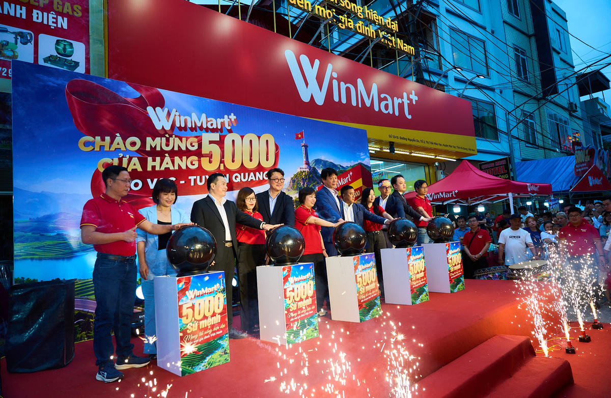 Đại biểu tham dự khai trương cửa hàng WinMart+ thứ 5.000.