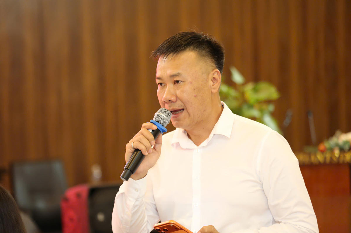 Ông Lê Hùng Phó Giám đốc Sở xây dựng trả lời các câu hỏi của phóng viên tại buổi họp báo. Ảnh: Thanh Nga.