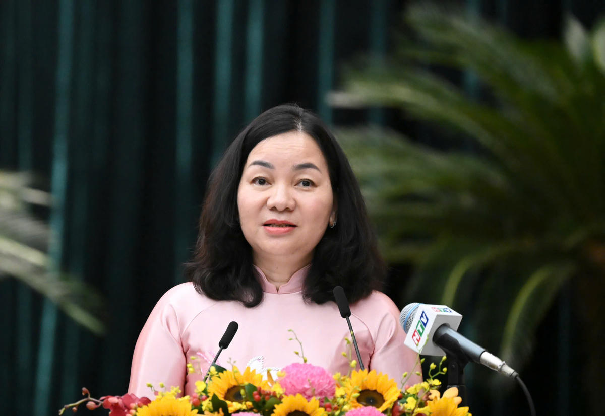 Bà Trương Thị Bích Hạnh - Phó Chủ tịch Thường trực UB MTTQ Việt Nam TPHCM trình bày tóm tắt Báo cáo tổng hợp ý kiến, kiến nghị của cử tri trước Kỳ họp thường lệ giữa năm 2026. Ảnh: S.X
