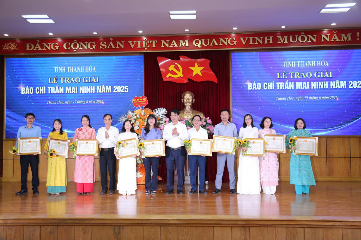 Phóng viên Nguyễn Văn Chung (thứ 4 từ phải qua) nhận giải B giải báo chí Trần Mai Ninh năm 2025. Ảnh: Đình Minh