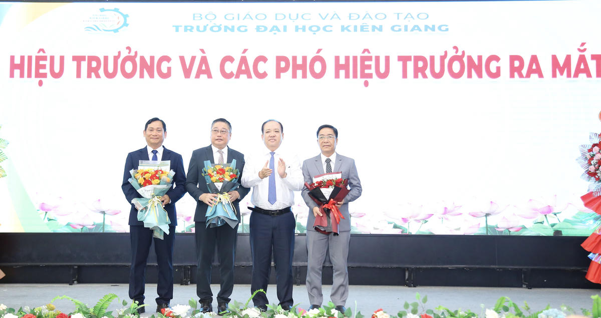 Ông Nguyễn Thanh Phong - Phó Chủ tịch thường trực UBND tỉnh An Giang tặng hoa chúc mừng Hiệu trưởng và 2 Phó Hiệu trưởng Trường Đại học Kiên Giang. Ảnh: Thanh Tiến
