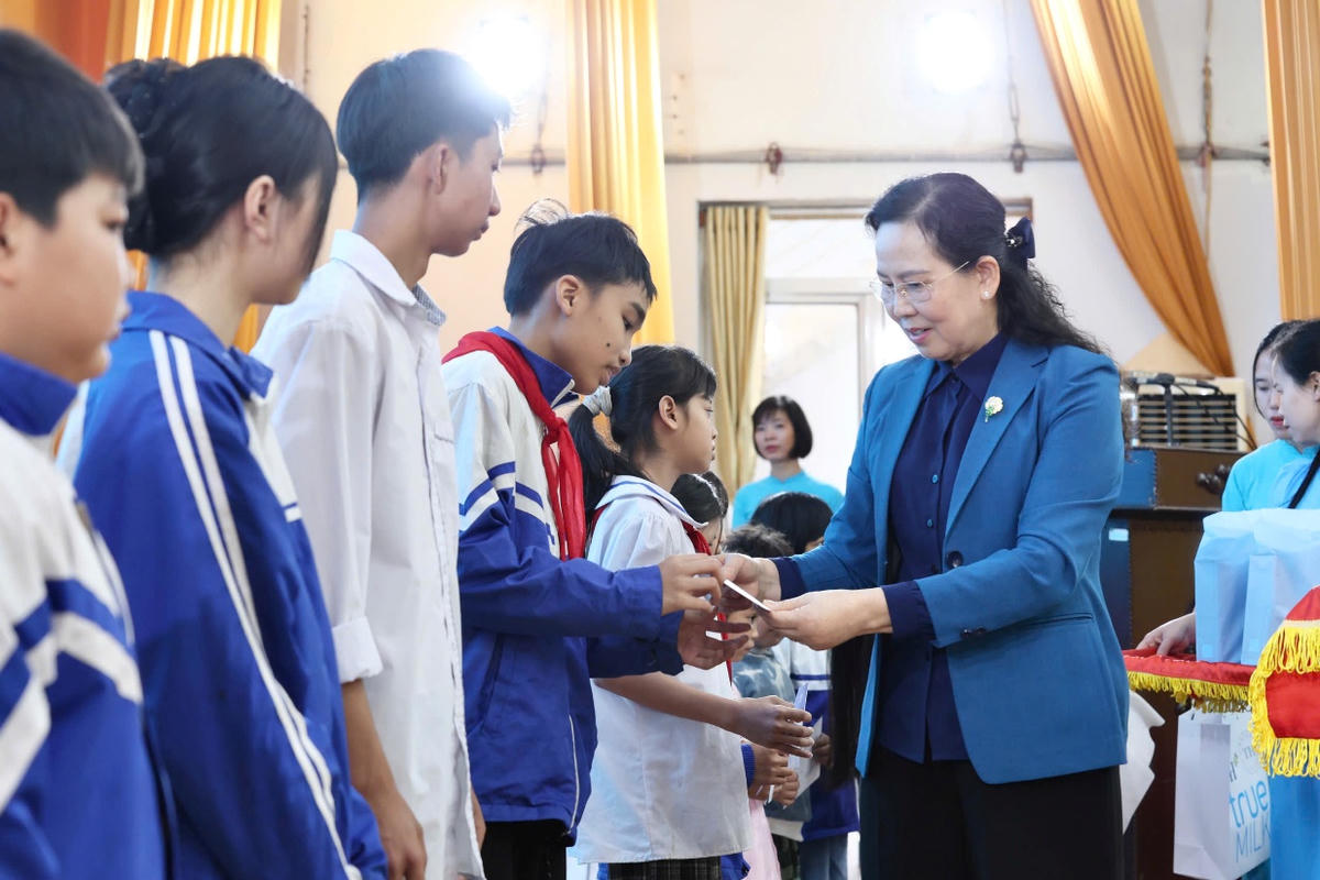 Ủy viên Trung ương Đảng, Phó Chủ tịch Ủy ban Trung ương MTTQ Việt Nam, Bí thư Đảng ủy, Chủ tịch Hội LHPN Việt Nam Lê Thị Thủy (bên phải) tặng quà các học sinh có hoàn cảnh khó khăn tại xã Hưng Hà, Hưng Yên