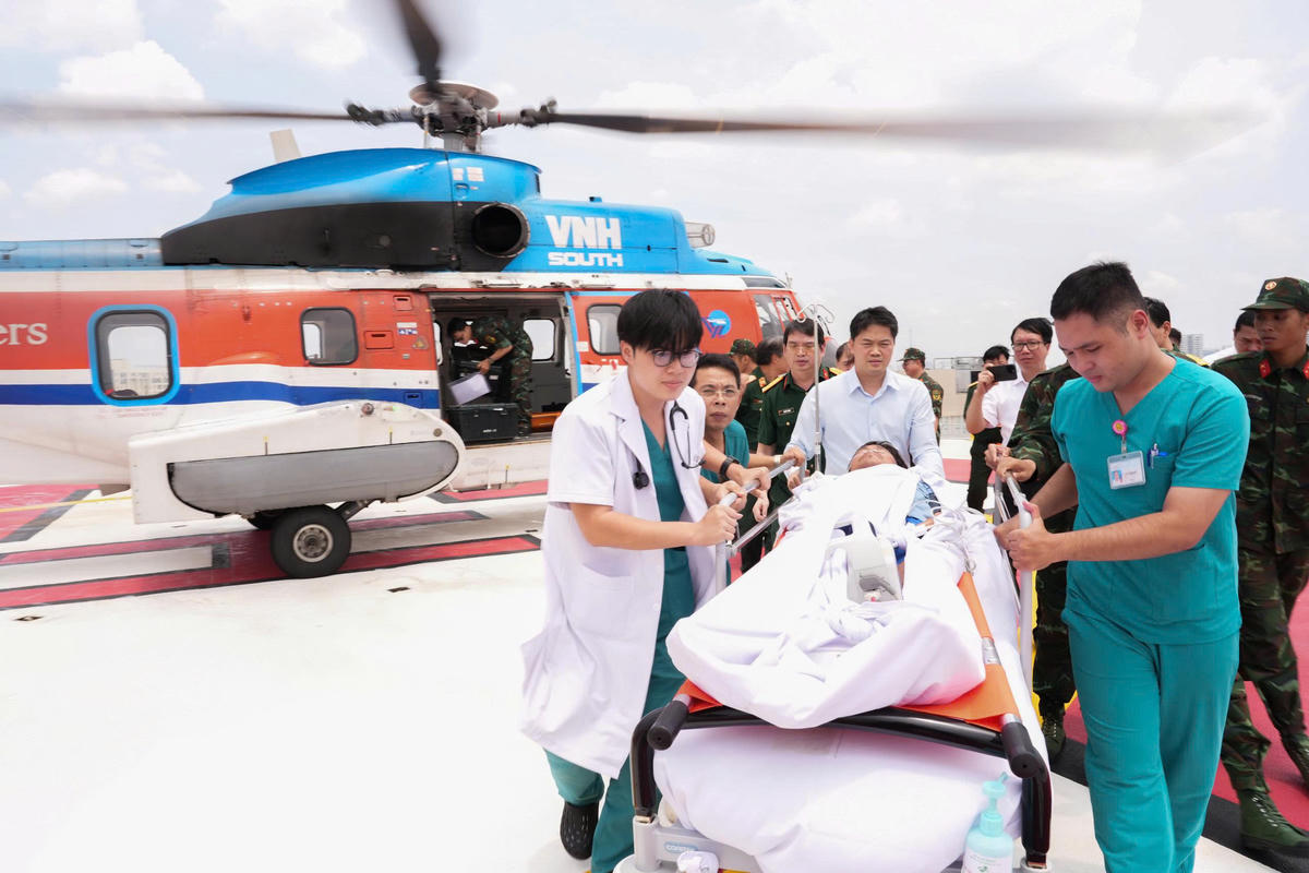 Trong quá trình vận chuyển, bệnh nhân có biểu hiện giảm tưới máu nhiều cơ quan, ý thức chậm, lo lắng, khó thở, nhịp tim chậm chỉ từ 40 - 50 lần/phút. Ảnh: BV