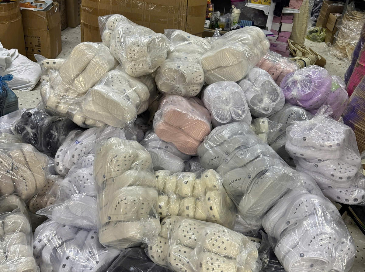 Số đôi dép sandal nghi xâm phạm nhãn hiệu Crocs. Ảnh: CA Đà Nẵng.