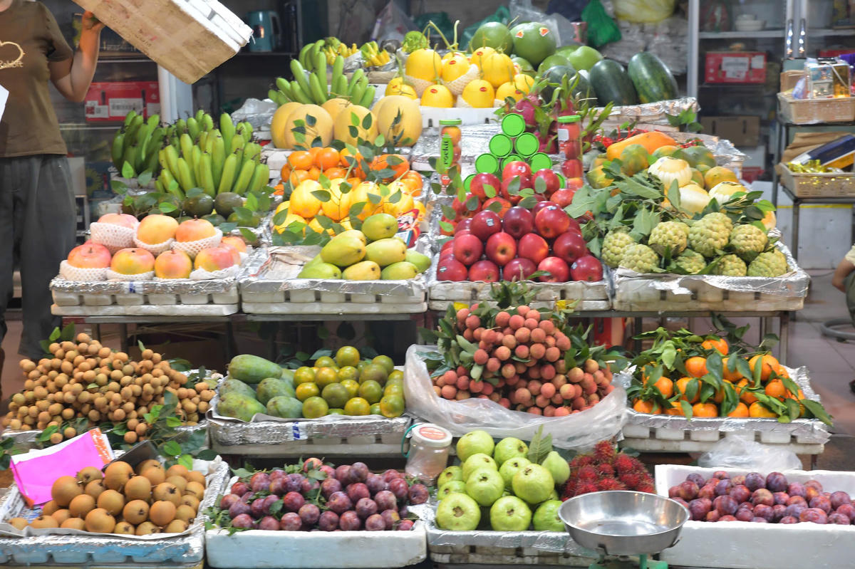Mận, vải và nhiều loại trái cây đầu mùa được bày bán bắt mắt, góp phần làm nên sắc màu đặc trưng của Tết Đoan Ngọ.