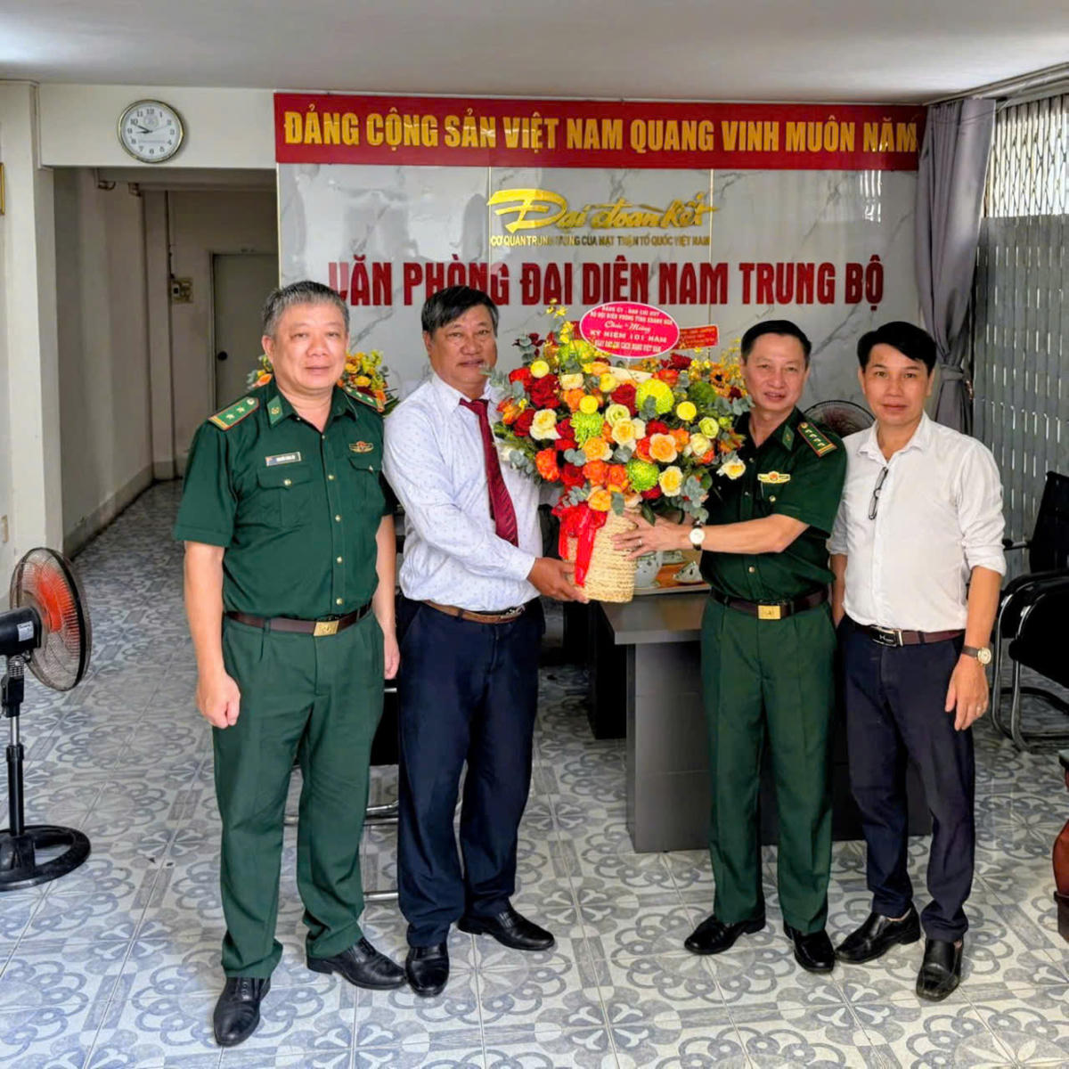 Đại tá Nguyễn Doãn Hòa, Bí thư Đảng ủy, Chính ủy Ban Chỉ huy BĐBP tỉnh Khánh Hòa đến thăm tặng hoa cán bộ, phóng viên, Văn phòng Báo Đại đoàn kết Nam Trung Bộ.