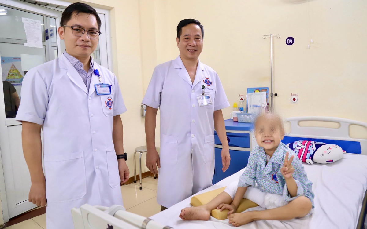 Thay khớp tăng trưởng nhân tạo cho bệnh nhi 6 tuổi mắc ung thư xương