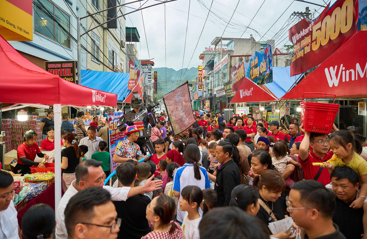 Hàng nghìn người dân đã đổ về WinMart+ Mèo Vạc để hòa mình vào không khí lễ hội sôi động.