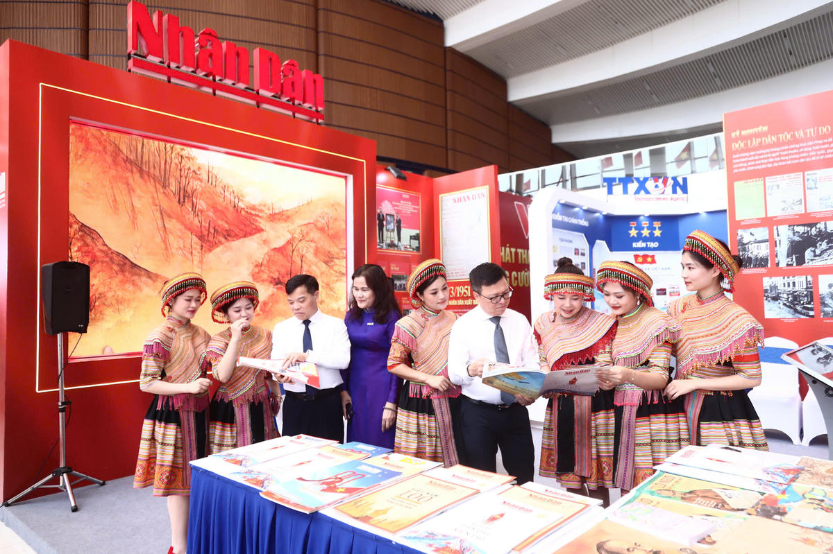 Gian hàng trưng bày của Báo Nhân Dân. Ảnh: Lê Khánh.