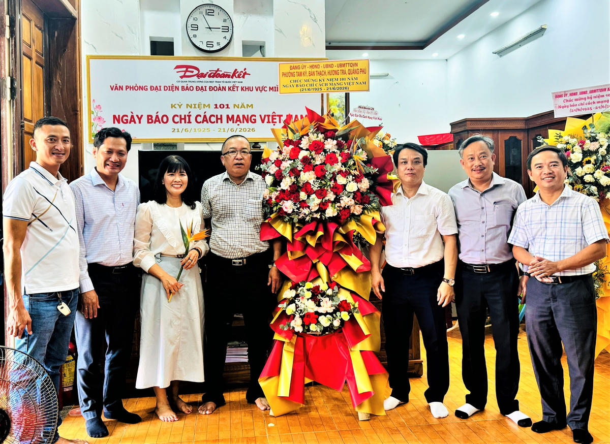 Lãnh đạo phường Hương Trà, Tam Kỳ, Quảng Phú, Bàn Thạch thăm, tặng hoa chúc mừng Văn phòng đại diện báo Đại đoàn kết khu vực miền Trung nhân ngày 21/6. Ảnh: NT.