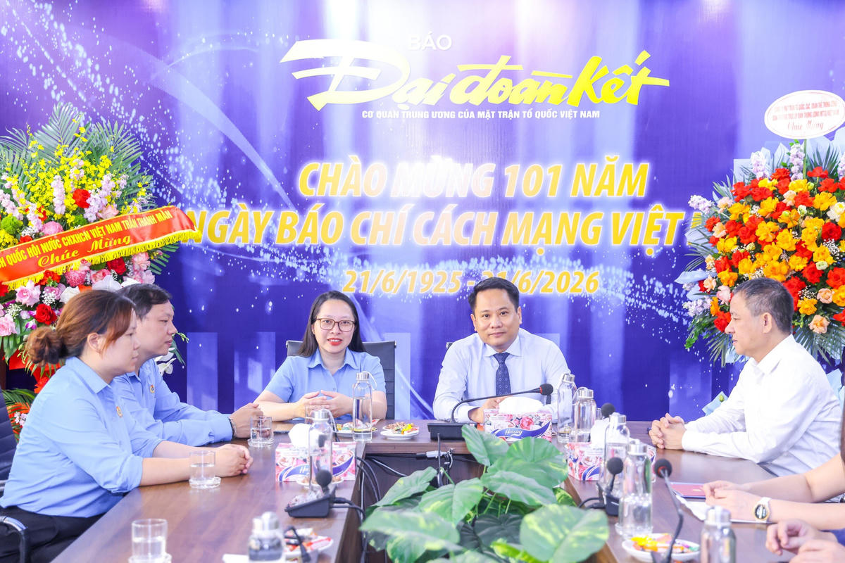 Tổng Biên tập Trương Thành Trung trò chuyện cùng đại diện lãnh đạo Công đoàn phường Cửa Nam. Ảnh: Quang Vinh.