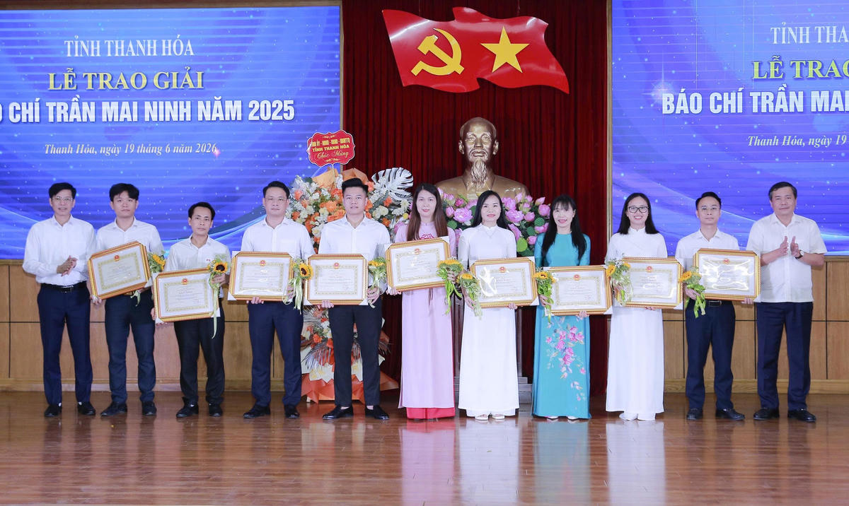 Các tác giả, nhóm tác giả đạt giải C giải báo chí Trần Mai Ninh năm 2025. Ảnh: Lê Hợi