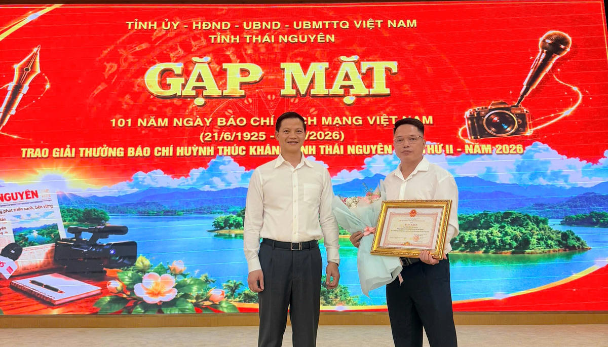 Nhà báo Nguyễn Văn Toán, Phóng viên Thường trú Báo Đại đoàn kết tại Thái Nguyên nhận Bằng khen của Chủ tịch UBND tỉnh Thái Nguyên.