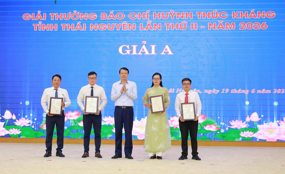 Ông Dương Văn Lượng, Phó Chủ tịch UBND tỉnh Thái Nguyên trao Bằng khen cho các cá nhân đạt giải A Báo chí Huỳnh Thúc Kháng. Ảnh: TNGOP.