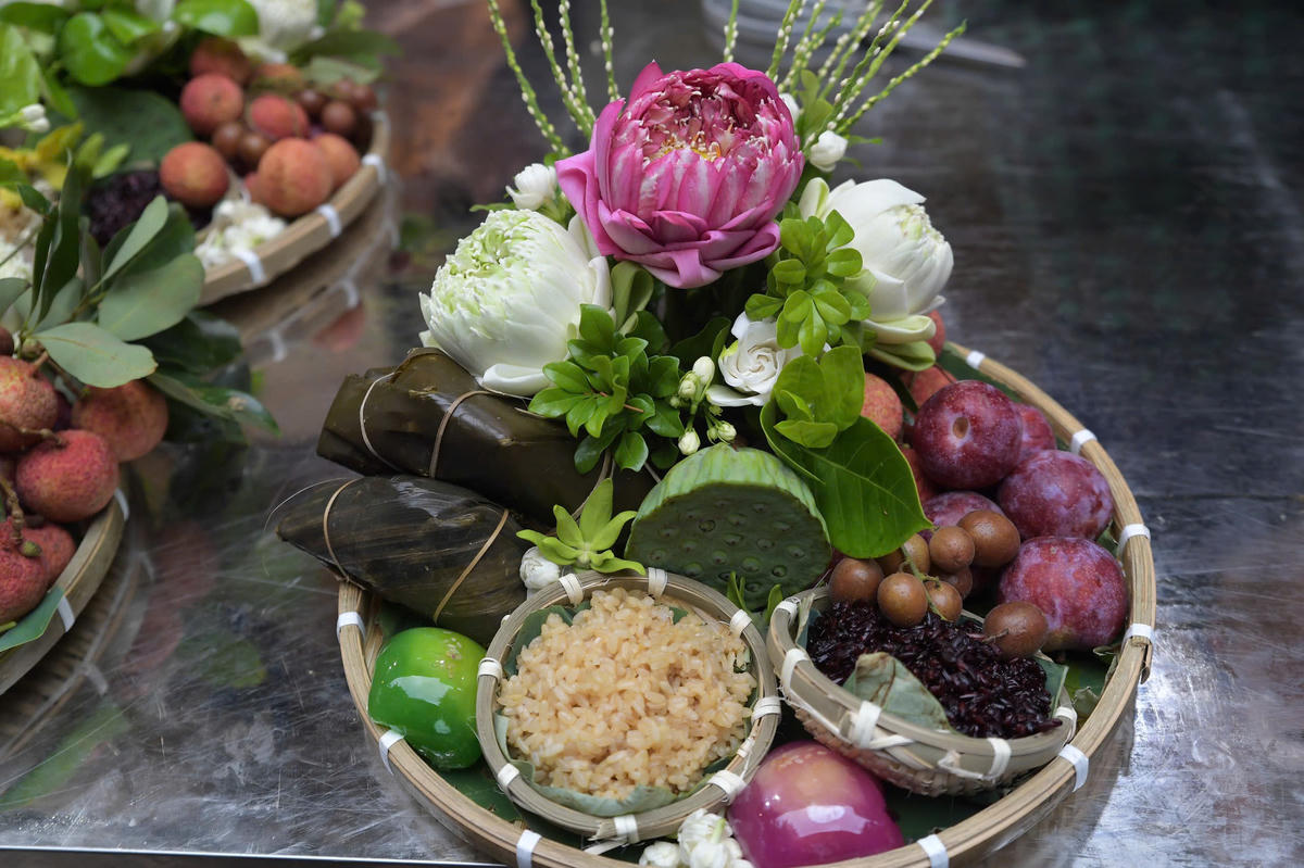 Giữa nhịp sống đô thị hiện đại, nhiều gia đình Hà Nội vẫn duy trì thói quen chuẩn bị mâm lễ truyền thống trong ngày mùng 5 tháng 5 âm lịch.