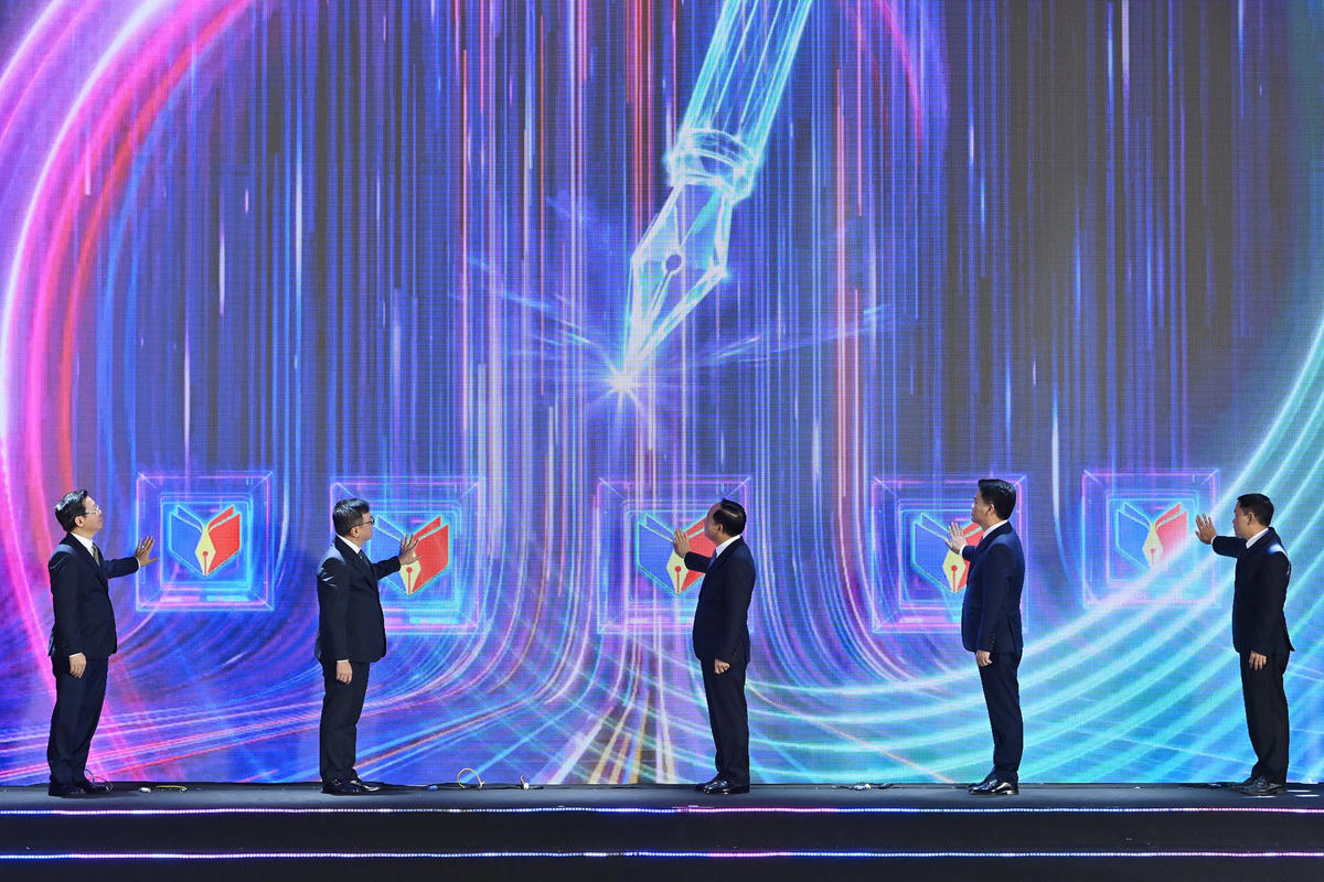 Các đại biểu nhấn nút khai mạc Hội Báo toàn quốc 2026. Ảnh: Quang Vinh. 