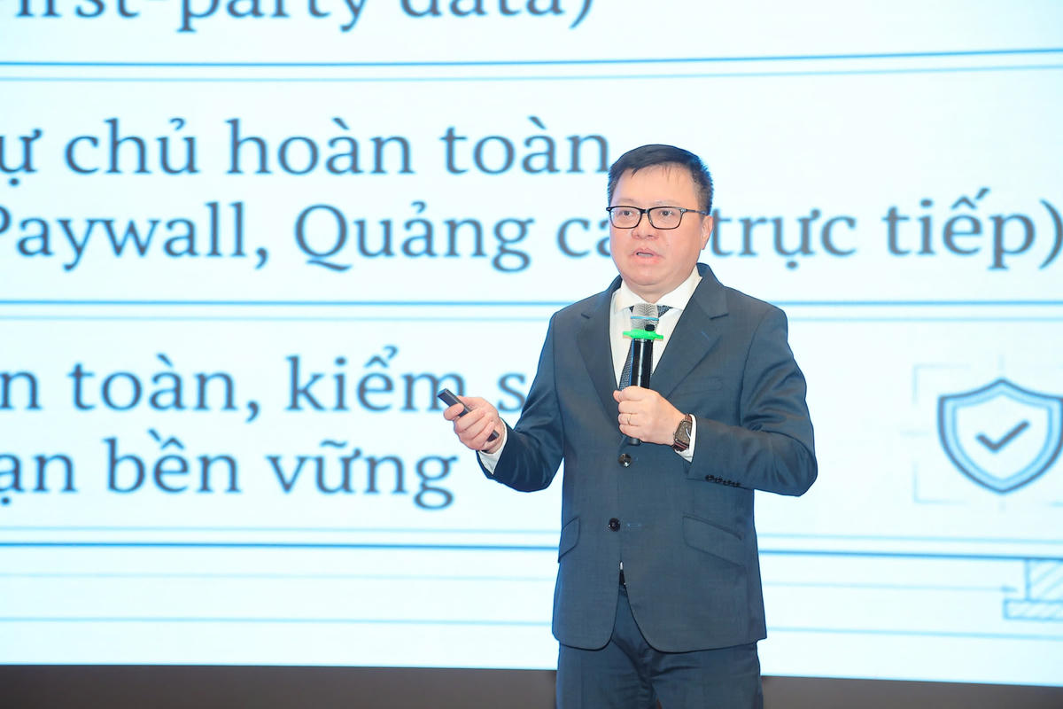 Ông Lê Quốc Minh - Ủy viên Trung ương Đảng, Tổng Biên tập Báo Nhân Dân, Phó Trưởng Ban Tuyên giáo và Dân vận Trung ương, Chủ tịch Hội Nhà báo Việt Nam trình bày tham luận tại sự kiện. Ảnh: Lê Khánh.