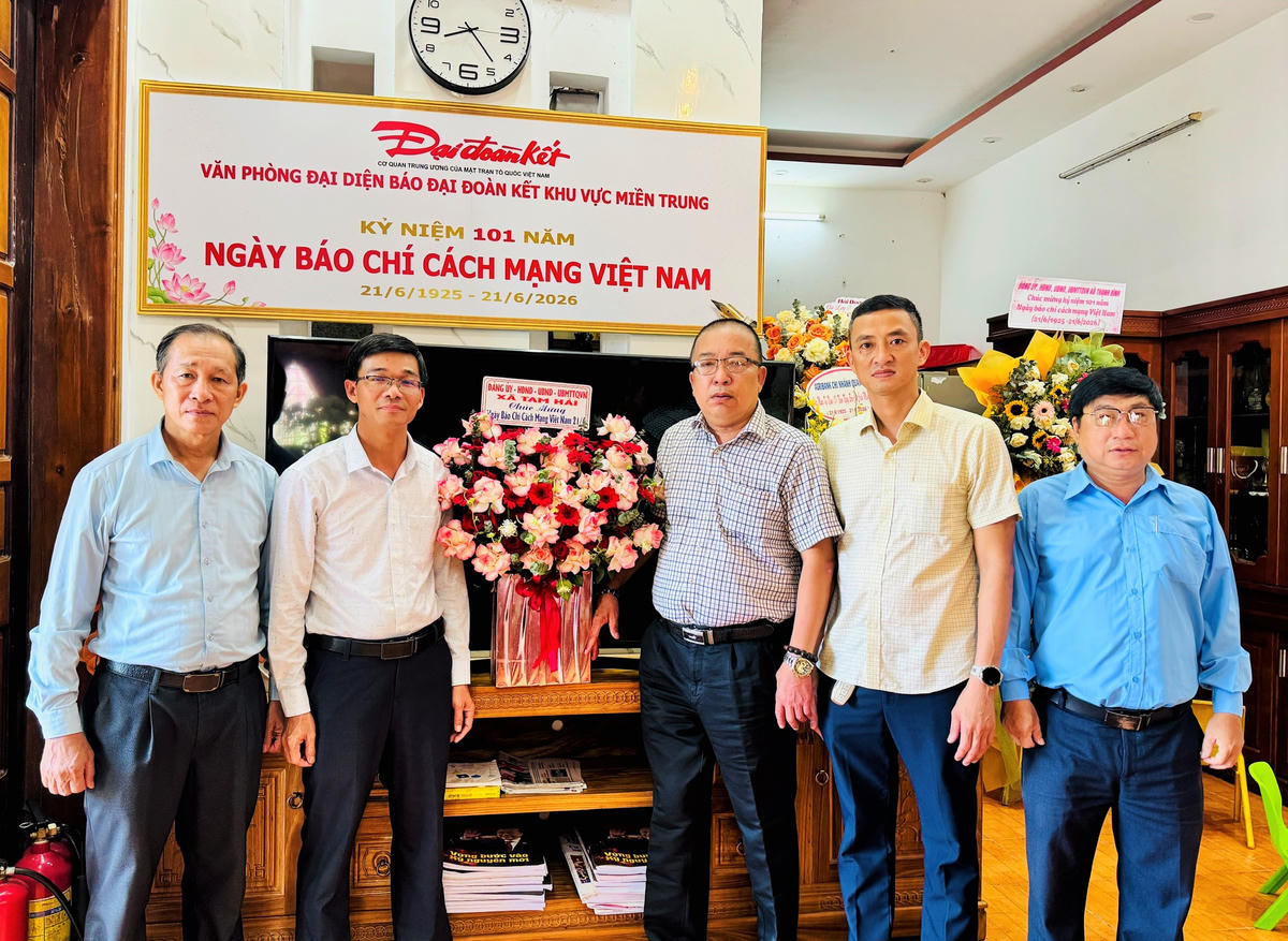 Lãnh đạo xã đảo Tam Hải tặng hoa chúc mừng Văn phòng đại diện Báo Đại đoàn kết khu vực miền Trung nhân ngày 21/6. Ảnh: CĐ.
