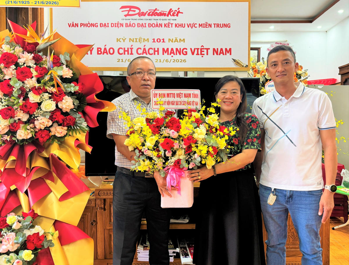 Phó Chủ tịch Thường trực Ủy ban MTTQ Việt Nam tỉnh Quảng Ngãi Y Thị Bích Thọ (bên phải) tặng hoa chúc mừng Văn phòng đại diện Báo Đại đoàn kết khu vực miền Trung nhân ngày 21/6. Ảnh: CĐ.