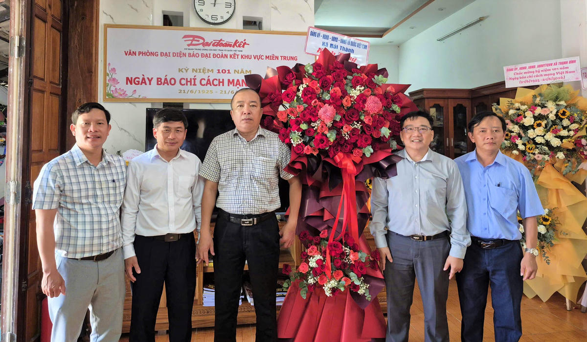 Lãnh đạo UBND xã Núi Thành thăm, tặng hoa chúc mừng Văn phòng đại diện báo Đại đoàn kết khu vực miền Trung nhân ngày 21/6. Ảnh: NT.
