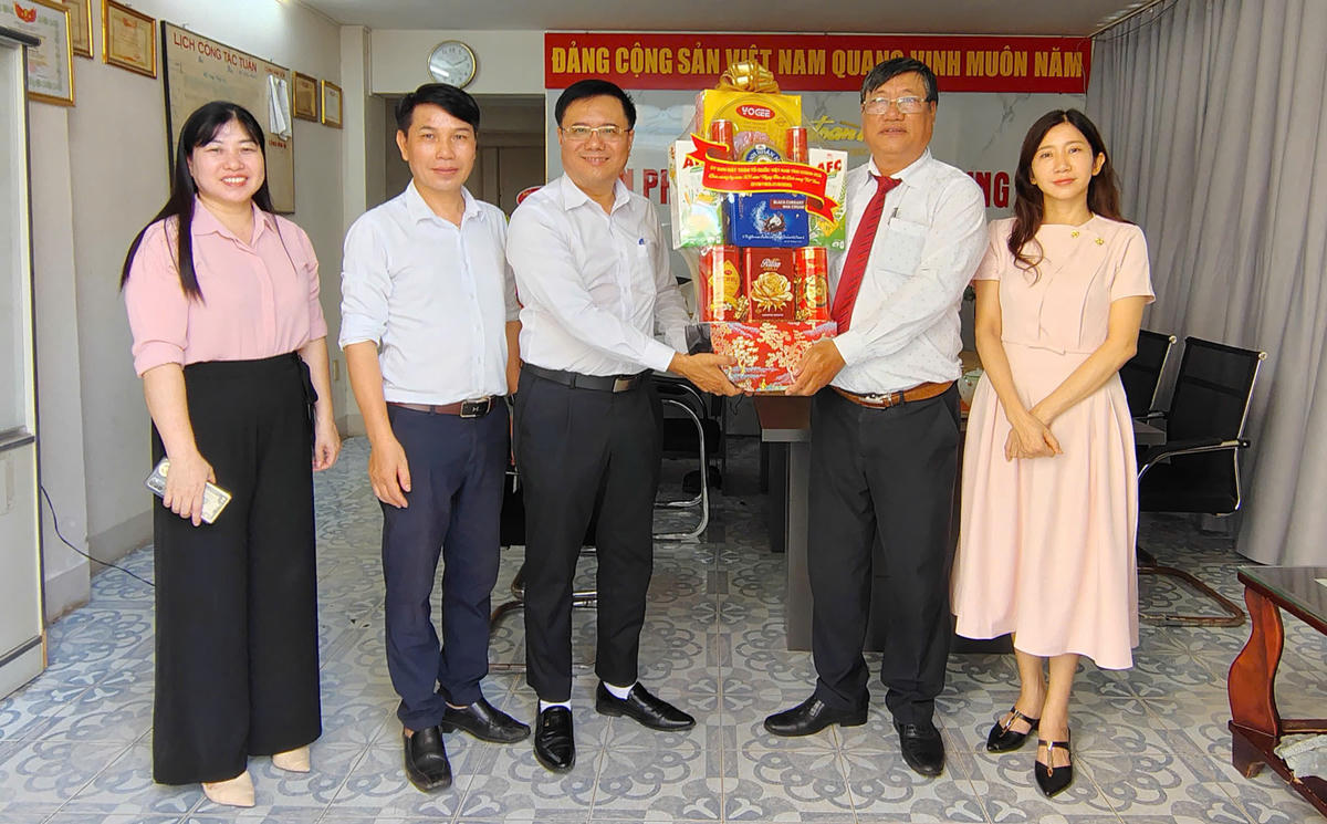 Đoàn công tác Ủy ban MTTQ Việt Nam tỉnh Khánh Hòa tặng hoa chúc mừng cán bộ, phóng viên Văn phòng Báo Đại đoàn kết Nam Trung Bộ.