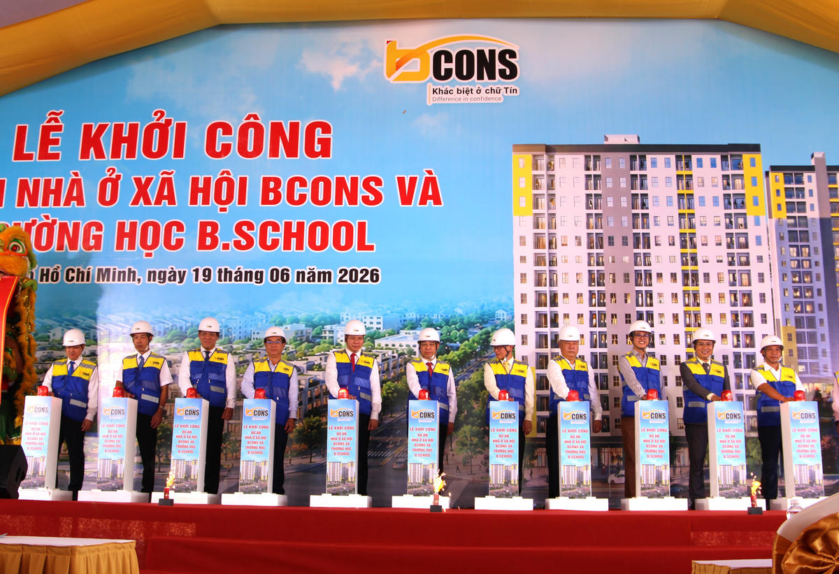 Lãnh đạo Thành ủy, UBND, Ủy ban MTTQ Việt Nam TP Hồ Chí Minh cùng các đại biểu thực hiện nghi thức khởi công NƠXH tại phường Tân Uyên. Ảnh: Q.Định.