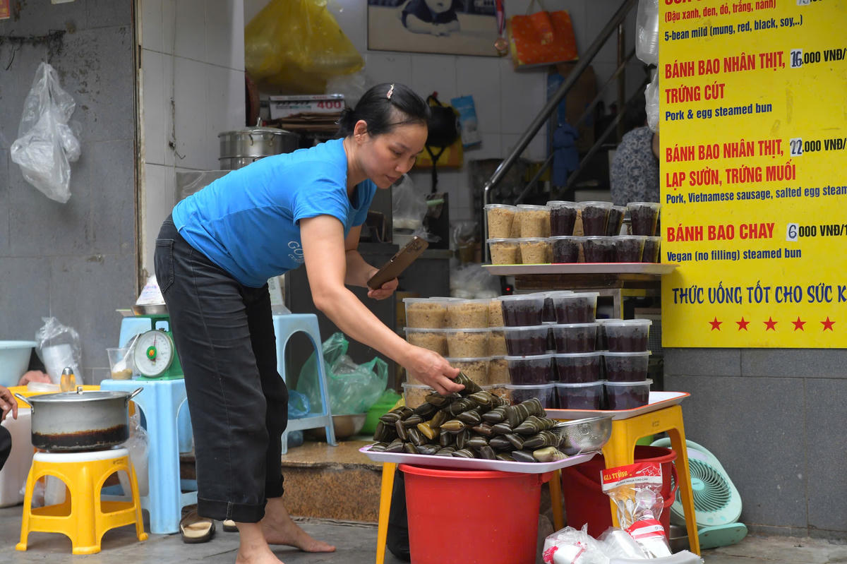 Tiểu thương phải chuẩn bị hàng hóa từ đêm khuya để kịp phục vụ nhu cầu mua sắm tăng cao trong dịp Tết Đoan Ngọ.